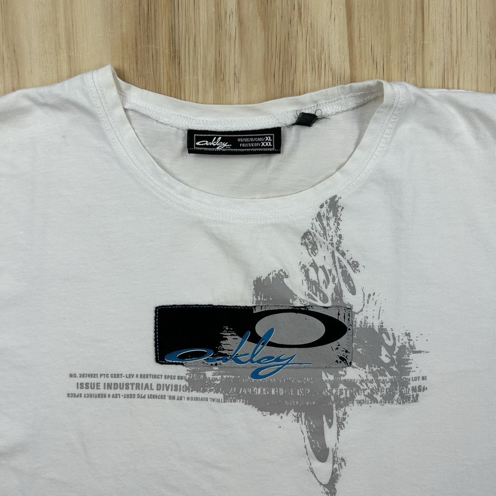 Y2K Vintage Oakley Women's XL White Fitted T Shirt Short Sleeve Worn Grunge